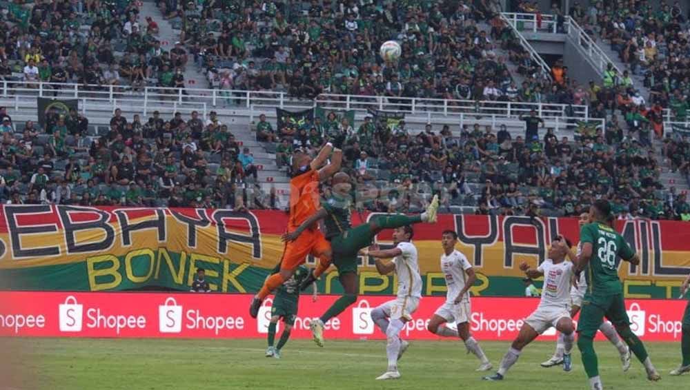 Duel udara kiper Persija Jakarta Andritany Ardhiyasa dengan striker Persebaya Surabaya Paulo Henrique pada pekan ke-22 laga Liga 1 di Stadion Gelora Bung Tomo, Sabtu (09/12/23). (Foto: Fitra Herdian/INDOSPORT) Copyright: © Fitra Herdian/INDOSPORT