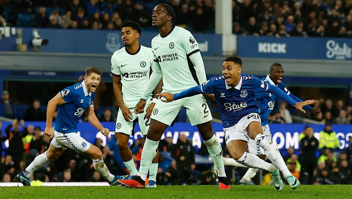 Lewis Dobbin merayakan golnya di laga Everton vs Chelsea. (Foto: Reuters/Jason Cairnduff) Copyright: © Reuters/Jason Cairnduff