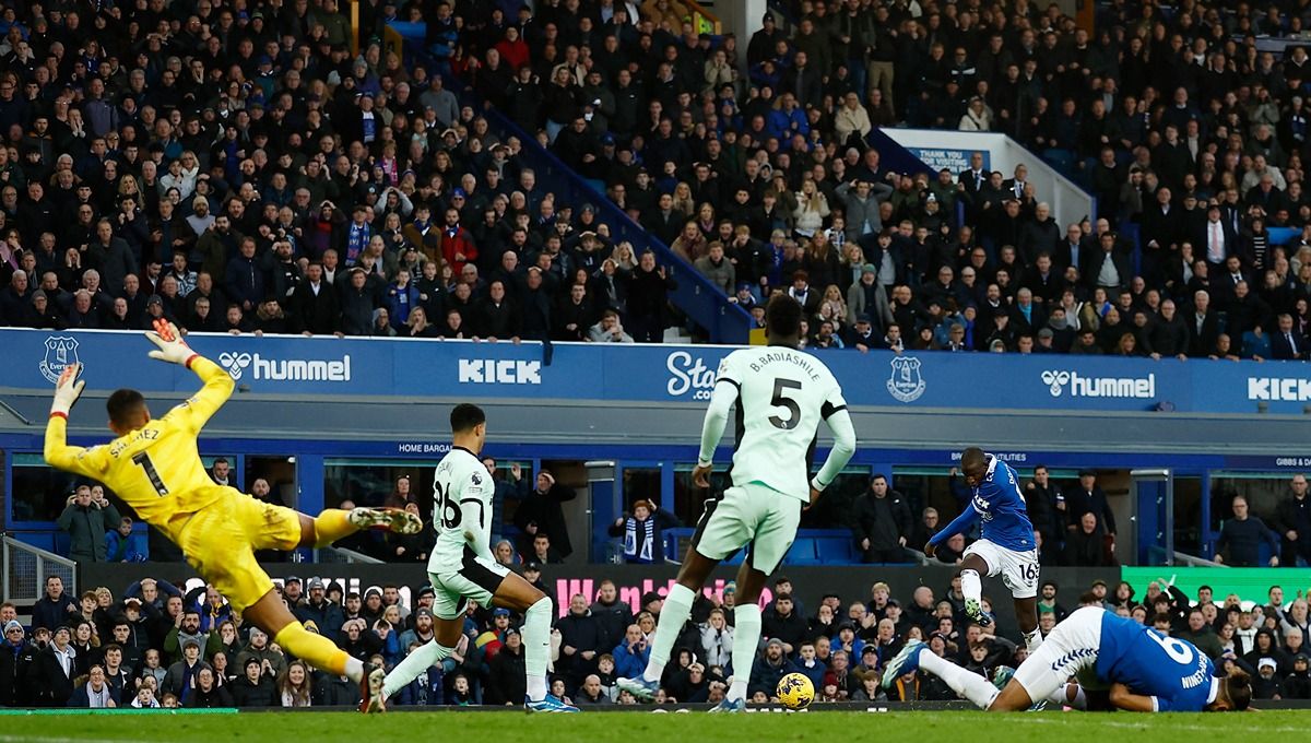 Hasil Liga Inggris (Premier League) 2023/2024, Minggu (10/12/23), di mana Chelsea kembali terpuruk usai tumbang 0-2 dari Everton. Copyright: © Reuters/Jason Cairnduff