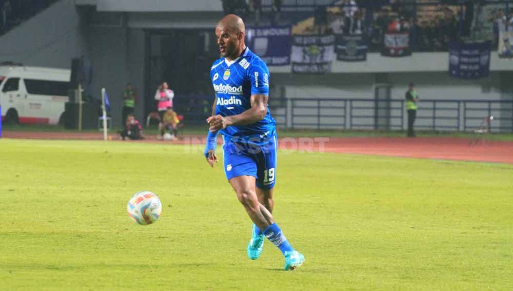 Striker Persib Bandung, David da Silva menguasai bola saat menghadapi Persik Kediri, pada pekan ke-22 kompetisi Liga 1 2023-2024 di Stadion Gelora Bandung Lautan Api (GBLA), Kota Bandung, Minggu (10/12/23). Copyright: © Arif Rahman/INDOSPORT
