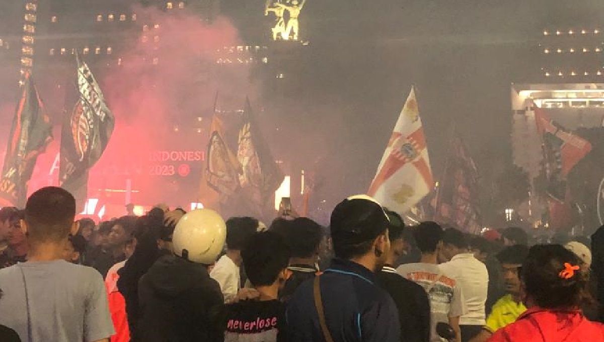 Kelompok suporter Persija Jakarta, The Jakmania, mengepung Bundaran Hotel Indonesia (bundaran HI), Jakarta, pada Selasa (19/12/23) dini hari WIB. Copyright: © Sella Anggraini/INDOSPORT