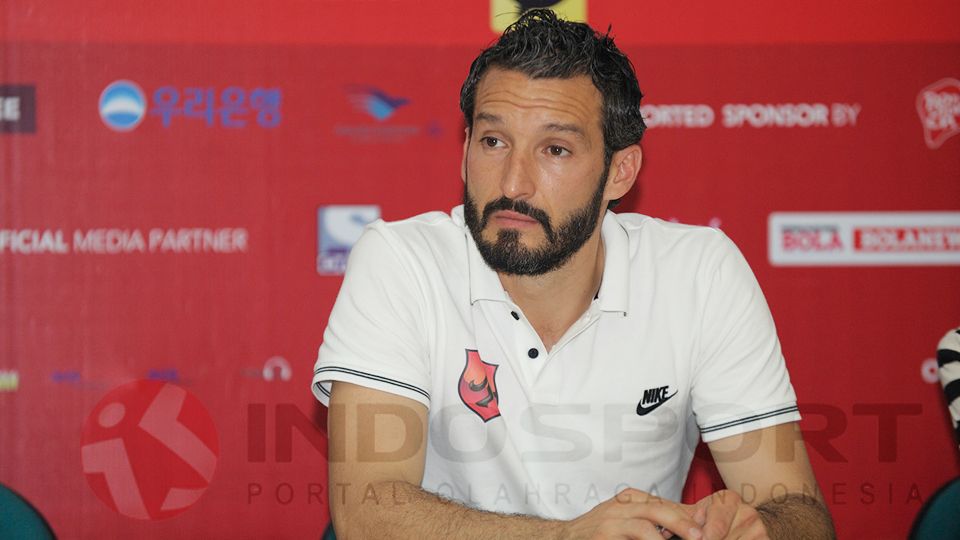 Gianluca Zambrotta saat konferensi pers. Copyright: ©