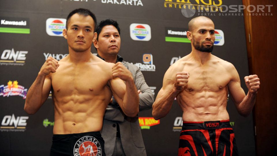 Fransino Tirta dan Sami Amin telah melakukan timbang badan dan akan bertarung di kelas Bantamweight. Copyright: © Ratno Prasetyo / INDOSPORT