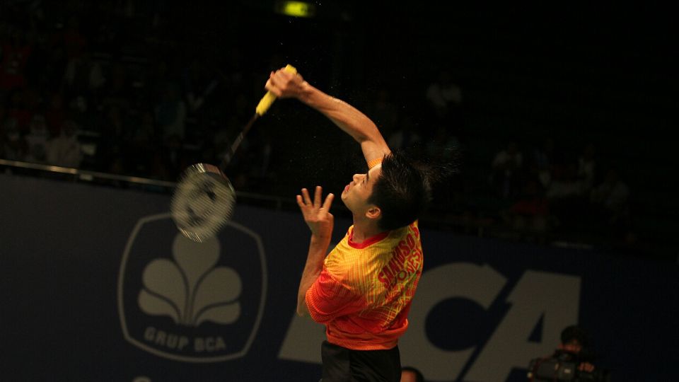 smash Simon Santoso pada laga BCA Indonesia Open Super Series 2014 di (Istora Senayan). Copyright: © Herry/INDOSPORT