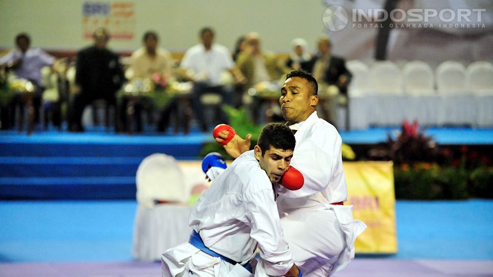 Legenda karate Indonesia, Umar Syarif, saat masih aktif bertanding. Copyright: © Ratno Prasetyo / INDOSPORT