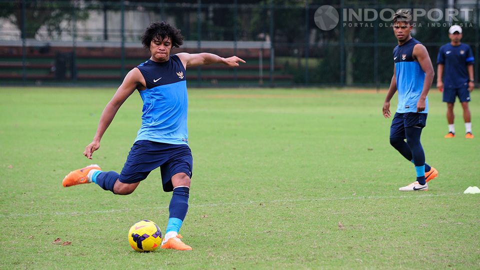 Rizky Pellu bersama Timnas senior pada saat latihan di lapangan Sekolah Pelita Harapan.  Copyright: &copy; Ratno Prasetyo/ INDOSPORT