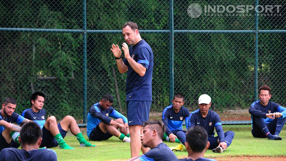 Wolfgang Pikal pada saat latihan bersama timnas di lapangan Sekolah Pelita Harapan, Karawaci, Tangerang. Copyright: &copy; Ratno Prasetyo/ INDOSPORT