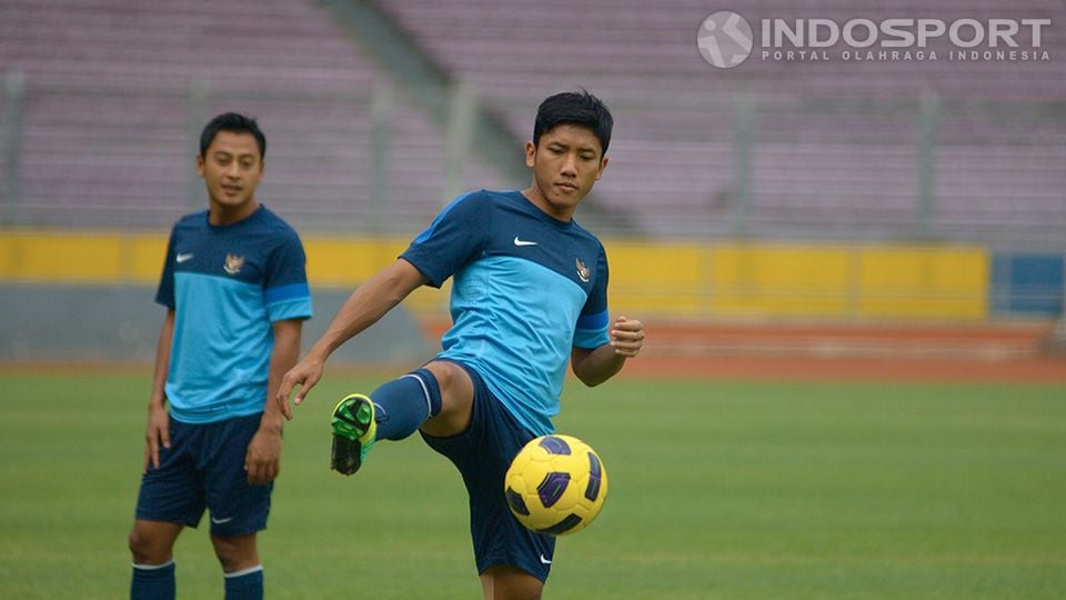 Eks Timnas Indonesia Ahmad Bustomi (kanan) telah melemparkan isyarat bahwa dirinya akan kembali berlaga di Liga 1, di mana Arema menjadi tim yang paling dikaitkan. Copyright: © Ratno Prasetyo/ INDOSPORT