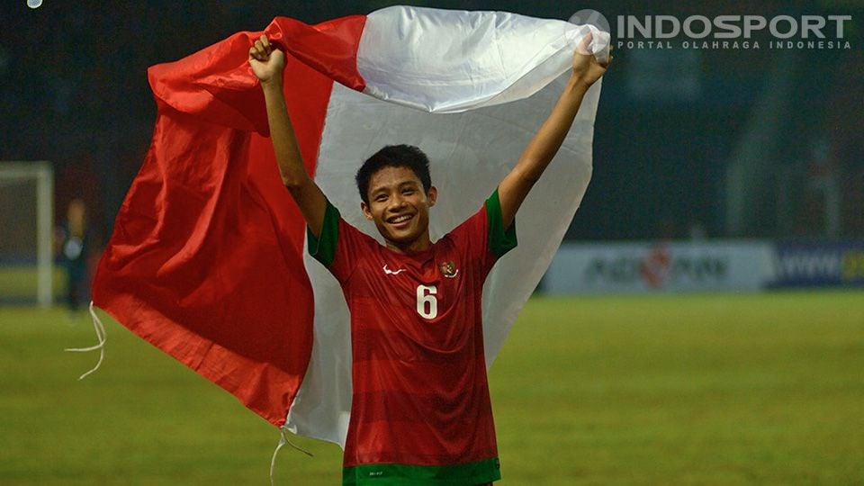 Selebrasi Evan Dimas setelah Timnas Indonesia U-19 mengalahkan Korea Selatan pada laga terakhir penyisihan Grup G Kualifikasi Piala Asia U-19 di Stadion Gelora Bung Karno (GBK), Senayan, Jakarta Sabtu (12/10/2013). Copyright: © Ratno Prasetyo/ INDOSPORT
