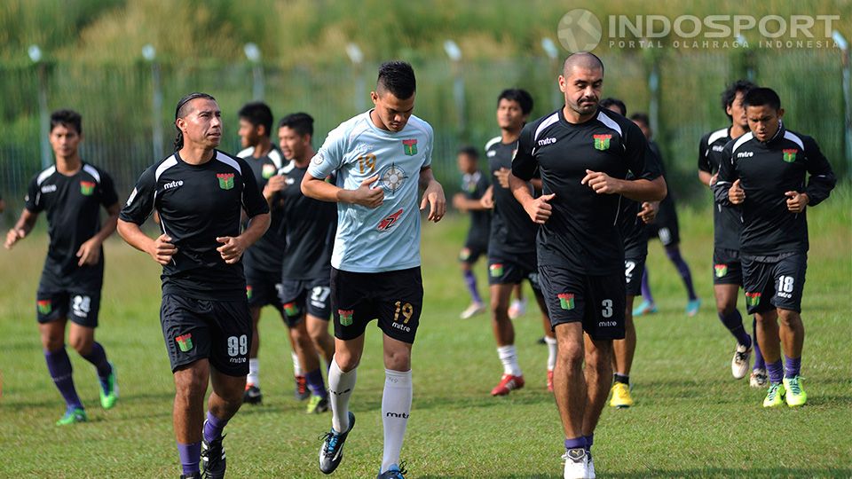 Persita Tangerang saat latihan bersama Fabio Oliveira di stadion Benteng, Tangerang. Copyright: © Ratno Prasetyo/ INDOSPORT