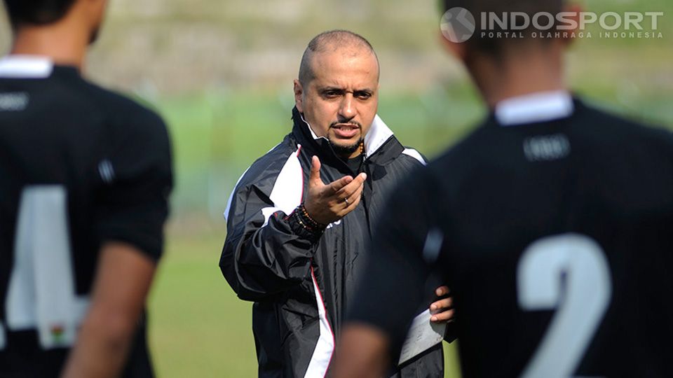 Fabio Oliveira saat melatih Persita di Stadion Benteng, Tangerang. Copyright: © Ratno Prasetyo/ INDOSPORT