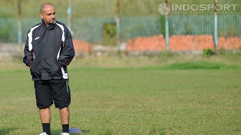 Fabio Oliveira saat melatih Persita di Stadion Benteng, Tangerang. Copyright: © Ratno Prasetyo/ INDOSPORT