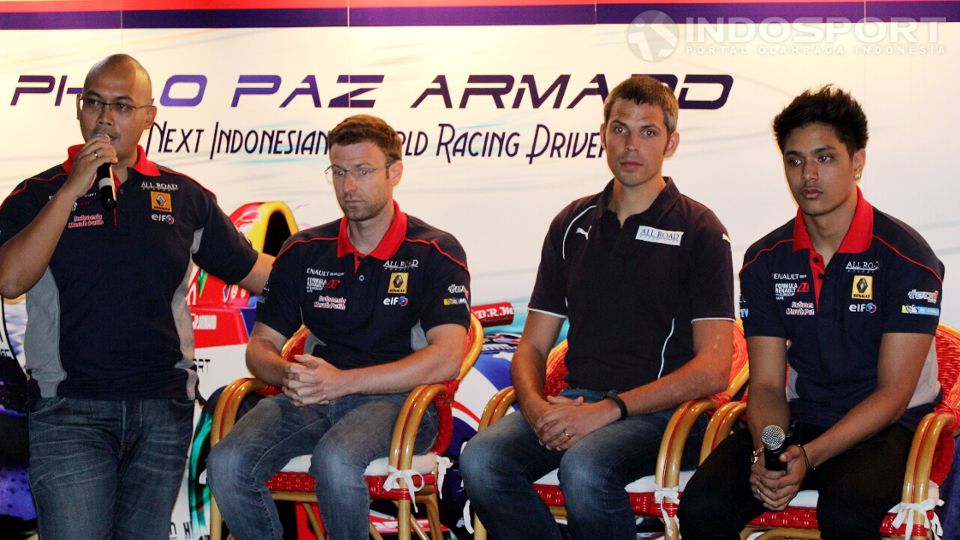 Doni Sarwono (kiri/manajer Philo), Bruno, Olivier, dan Philo Paz Armand%u200F (kanan). Copyright: © Herry Ibrahim/INDOSPORT