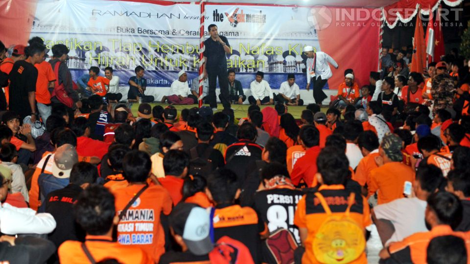 Manajer Persija Jakarta, Asher Siregar (di atas panggung), sedang berdiskusi dengan Jakmania saat acara buka puasa bersama di Stadion Lebak Lubus, Jakarta, Sabtu (19/07/14). Copyright: &copy; Ratno Prasetyo/INDOSPORT