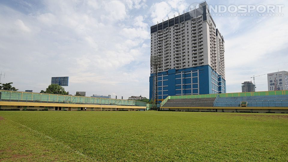 Lapangan sepak bola stadion Lebak Bulus, Jakarta Selatan. Copyright: © Ratno Prasetyo/ INDOSPORT