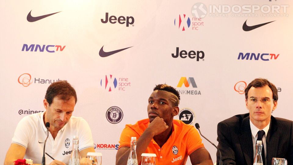 Pelatih Juventus, Massimiliano Allegri (kiri), didampingi gelandang Paul Pogba (tengah) saat melakukan jumpa media di Hotel Four Season, Jakarta, Selasa (05/08/14). Juve akan menghadapi ISL All Star di SUGBK, Jakarta, Rabu (06/08/14). Copyright: © Herry Ibrahim / INDOSPORT