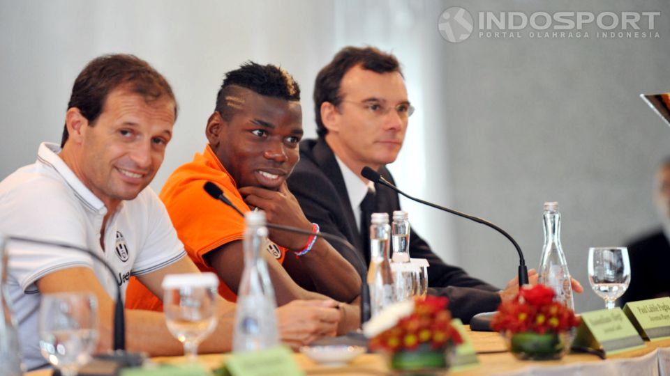 Massimiliano Allegri (kiri/Pelatih Juventus) dan Paul Pogba (tengah) ketika menghadiri konferensi pers di Hotel Four Seasons, Jakarta, Selasa (05/08/14). Copyright: © Ratno Prasetyo / INDOSPORT