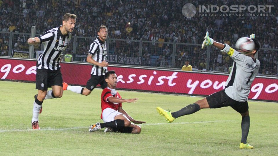 Penyerang Juventus Fernando LIorente mencetak gol lewat tandukan kepala ke gawang Kurnia Meiga di Stadion GBK, Rabu (06/08/14). Copyright: © Herry Ibrahim/INDOSPORT