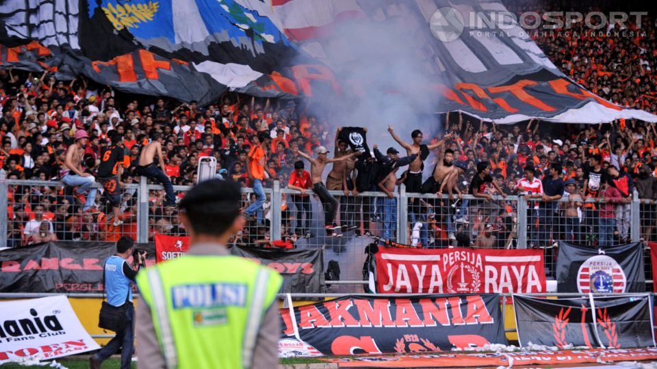 Jakmania turut menjaga keamanan jalannya laga Persija melawan Persib. Copyright: &copy; Ratno Prasetyo/INDOSPORT