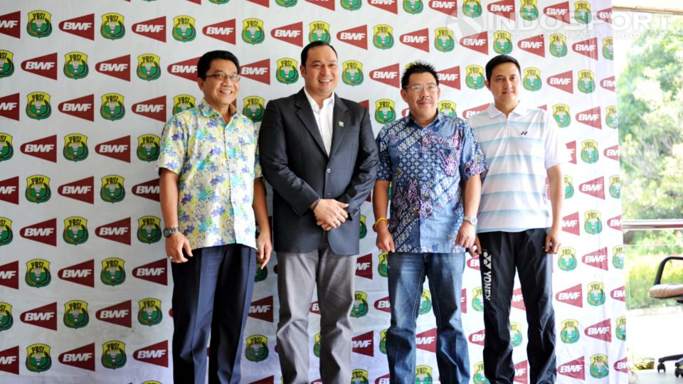 Bambang Roedyanto (ketiga dari kiri) bersama pejabat PBSI lainnya. Copyright: &copy; Ratno Prasetyo/INDOSPORT
