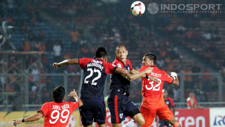 Pemain Persija dan PBR saat berebut bola di Senayan. Copyright: &copy; Herry Ibrahim/INDOSPORT
