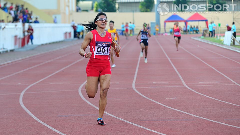 Dedeh Erawati saat menerima medali perak setelah berlomba di nomor 4x400 meter putri pada kejuaraan atletik nasional 2014 di stadion Rawamangun, Sabtu (23/08/14). Copyright: © Ratno Prasetyo/Indosport