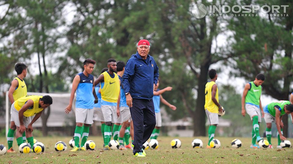 Rudy Keltjes, Sabtu (04/10/14) kemarin mengimbau timnas U-19 jangan kerap dikritik usai kalah dalam tur uji coba di Spanyol. Rudy Ketljes saat memberikan instruksi latihan U-19 B di lapangan POR Sawangan Depok, beberapa waktu lalu. Copyright: © Ratno Prasetyo/ INDOSPORT