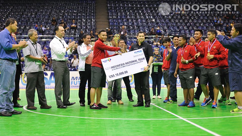 Caisar Oktavianus menerima penghargaan simbolik dari Hary Tanoesoedibjo setelah tim nasional futsal Indonesia memenangkan turnamen futsal MNC Futsal Championship di Istora Senayan, Rabu (03/09/14). Copyright: &copy; Ratno Prasetyo/ INDOSPORT
