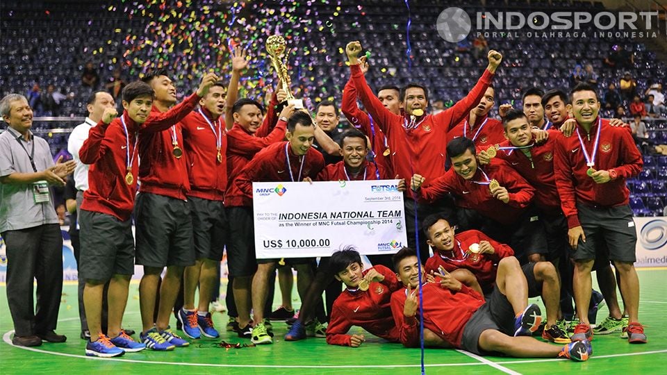Tim nasional futsal Indonesia merayakan kemenangan setelah menumbangkan China dengan skor 4-3 di turnamen futsal MNC Futsal Championship di Istora Senayan, Rabu (03/09/14). Copyright: © Ratno Prasetyo/ INDOSPORT