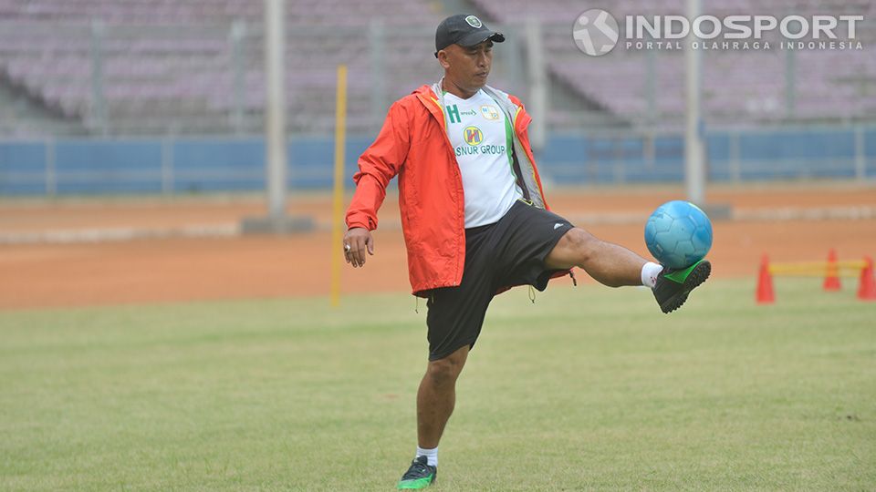 Pelatih Barito Putera, Salahudin, saat latihan menjelang kontra Persija di SUGBK (04/09/14). Copyright: © Ratno Prasetyo/ INDOSPORT