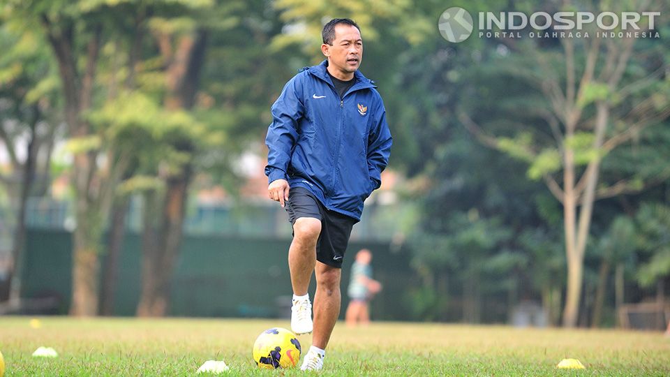 Aji Santoso saat melatih tim U-23 di Sekolah Pelita Harapan, Karawaci, Banten. Copyright: &copy; Ratno Prasetyo/ INDOSPORT