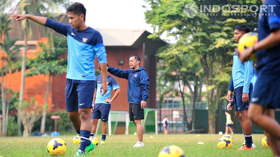 Aji Santoso mengawasi latihan tim Indonesia U-23. Copyright: © Ratno Prasetyo/ INDOSPORT