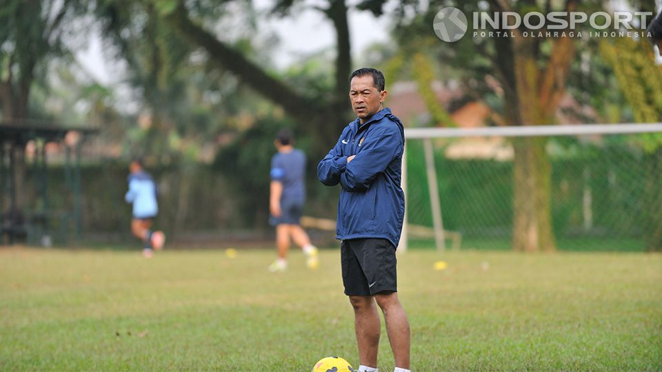 Aji Santoso saat melatih timnas U-23 di Sekolah Pelita Harapan, Karawaci, Senin (08/09/14). Copyright: &copy; Ratno Prasetyo/ INDOSPORT