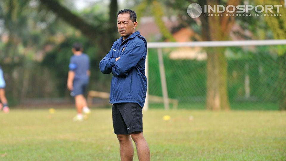 Aji Santoso saat melatih timnas U-23 di Sekolah Pelita Harapan, Karawaci, Senin (08/09/14). Copyright: © Ratno Prasetyo/ INDOSPORT