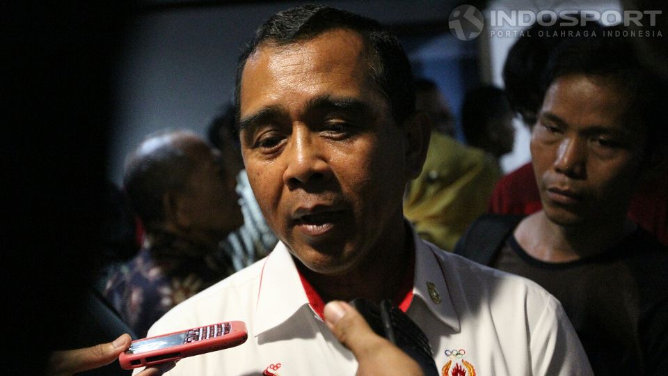 Tono Suratman saat menjelaskan kontingen Indonesia tampil buruk. Copyright: &copy; Herry Ibrahim/INDOSPORT