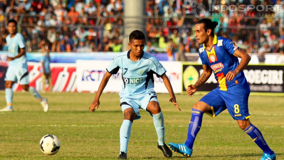 Pemain Persela, Dhanu Rosadhe (kiri), berusaha menghalangi pergerakan playmaker Arema Cronus, Gustavo Lopez, dalam laga 8 besar ISL 2014 di Stadion Surajaya, Lamongan, Rabu (08/10/14). Laga itu berakhir 2-2. Copyright: &copy; Ardiyansyah/INDOSPORT