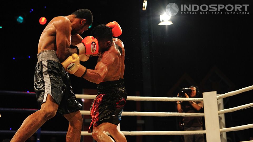 Hook keras Edi Comaro mencoba merangsek pertahanan Pilipus Rangga. Copyright: &copy; Ratno Prasetyo/ INDOSPORT