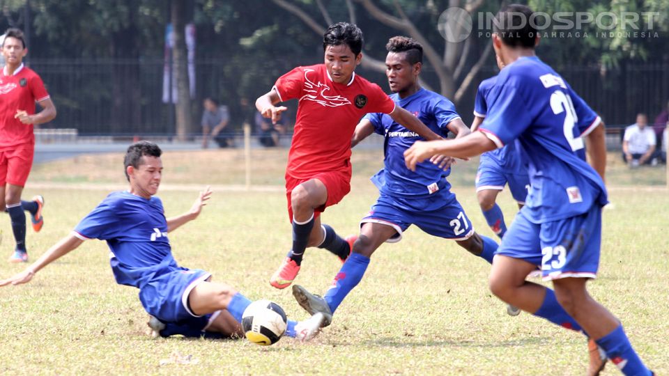 Tim Nasional U-17 Indonesia melakukan uji coba melawan Pertamina Soccer School di Lapangan C Senayan, Kamis (24/10/14). Timnas U-17 menang dengan skor 3-1 dalam pertandingan ini. Copyright: &copy; Herry Ibrahim/INDOSPORT.COM
