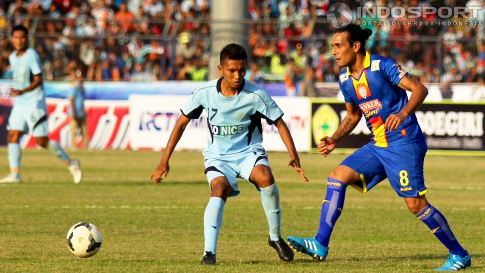 Gelandang Arema Cronus, Gustavo Lopez (kanan), dihadang gelandang Persela, Dhanu Rosade, dalam duel 8 Besar ISL 2014 di Stadion Surajaya Lamongan, Rabu (8/10/14) lalu. Copyright: &copy; Ardiyansyah/INDOSPORT