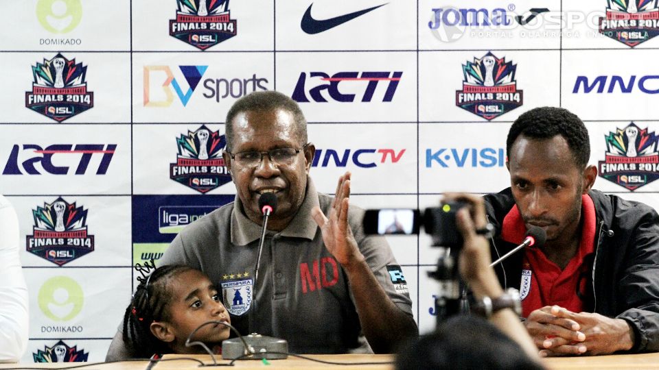 Asisten pelatih Persipura Metu Dwaramuri, Selasa (04/11/14), menyebutkan skuad Si Mutiara Hitam --sebutan Persipura-- tak permasalahkan babak final berlangsung di Jakarta atau Palembang. Copyright: &copy; Herry Ibrahim/Indosport