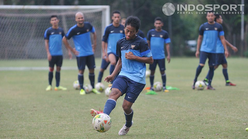 Bayu Gatra saat mengikuti sesi latihan bersama timnas senior di lapangan Sekolah Pelita Harapan (SPH) Karawaci, Banten. Rabu (05/11/14). Copyright: &copy; Ratno Prasetyo/ INDOSPORT
