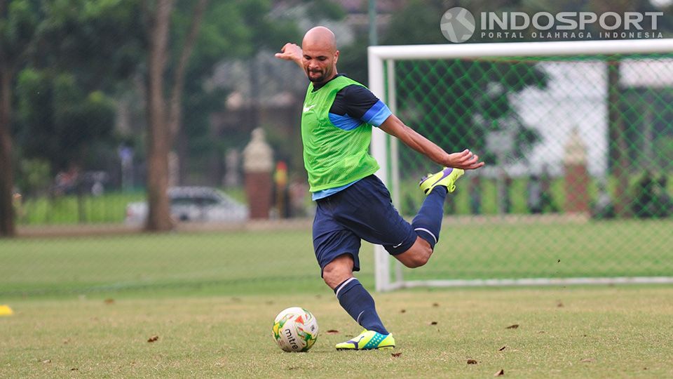 Sergio Van Dijk saat mengikuti sesi latihan bersama timnas senior di lapangan Sekolah Pelita Harapan (SPH) Karawaci, Banten. Rabu (05/11/14). Copyright: &copy; Ratno Prasetyo/ INDOSPORT