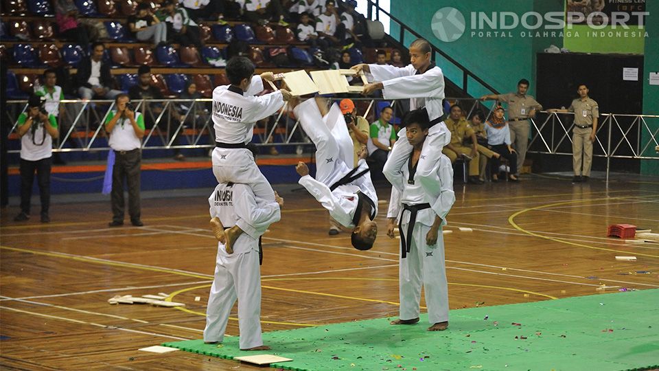 Tim tae kwon do Al Asriyah Nurul Iman Islamic Boarding School, Bogor mempertunjukkan kebolehannya mengeluarkan jurus-jurus tae kwon do dalam pembukaan Pekan Olahraga Kota 2014 di GOR Bulungan, Jakarta Selatan. Rabu (19/11/14). Copyright: © Ratno Prasetyo/INDOSPORT