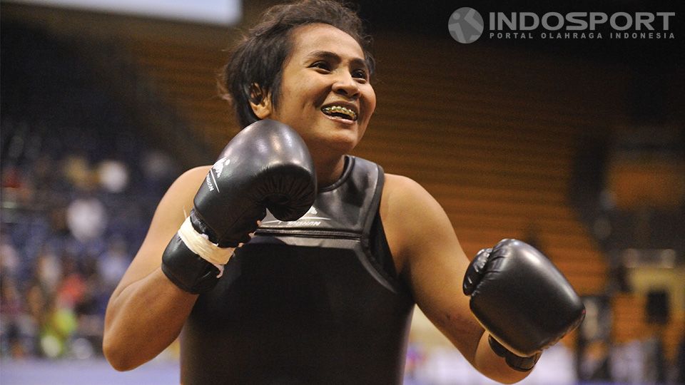 Moria Manalu menyapa pendukung usai mengkanvaskan Maryam Hashemiforoud di kelas 65kg putri dan menyabet medali emas. Copyright: © Ratno Prasetyo/ Indosport