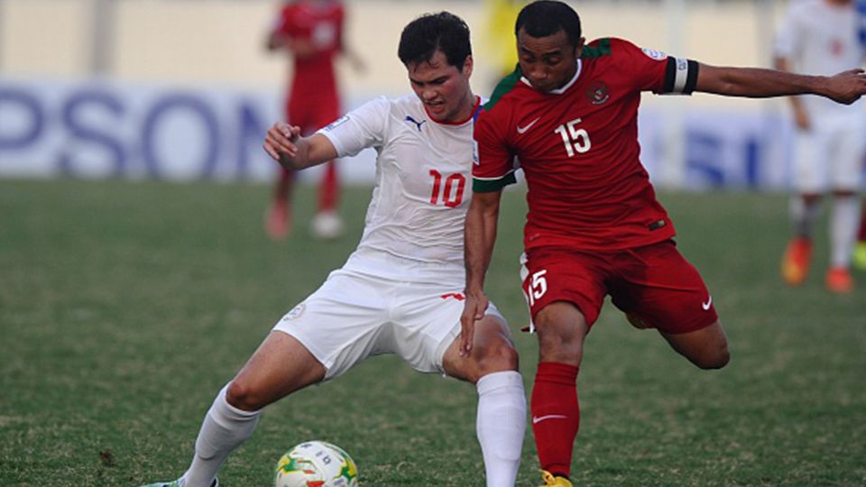 Kapten timnas Indonesia Firman Utina (kanan) mendapat kawalan ketat dari striker Filipina Philip Younghusband. Copyright: Â© GETTY IMAGES