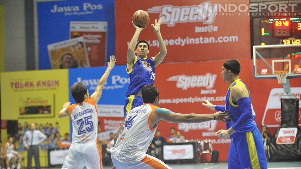 Tak Tertahan. Pemain Satria Muda Christian Sitepu tak tertahan oleh pemain Pelita Jaya untuk mencetak skor. Copyright: &copy; Ratno Prasetyo/INDOSPORT