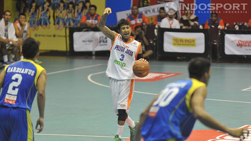 Atur Serangan. Point Guard Pelita Jaya Kelly Purwanto mencoba mengatur serangan melawan Satria Muda.   Copyright: &copy; Ratno Prasetyo/INDOSPORT