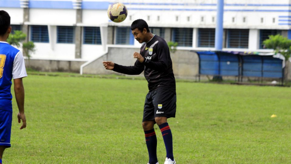 Kiper asal Bandung, Deden Natshir, akhirnya mengucapkan salam perpisahan setelah resmi dilepas klub Liga 1, Persib Bandung, pada Minggu (17/04/22). Copyright: © Ginanjar/INDOSPORT