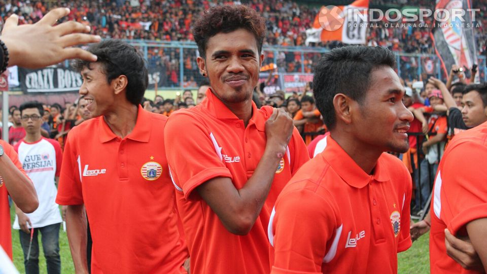 Alfin Tuasalamony bersama skuad Persija datang ke Stadion Lebak Bulus, Jakarta Selatan dalam rangka merayakan ulang tahun Jakmania ke-14. Copyright: &copy; Herry Ibrahim/INDOSPORT