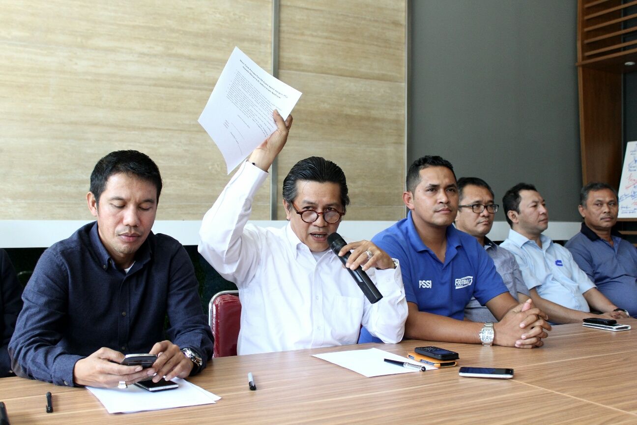 Forum Asprov PSSI saat berdiskusi membuat mosi pengevaluasian kinerja Menpora, di kantor PSSI, Senaya, Jakarta, Senin (05/01/15) Copyright: &copy; Herry Ibrahim/INDOSPORT